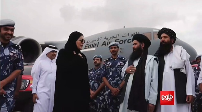 স্থানীয় তালেবান প্রশাসনের কাছে সহায়তা সামগ্রী হস্তান্তার করছেন কাতারের আন্তর্জাতিক সহযোগিতা বিষয়ক মন্ত্রী মরিয়ম বিনতে আলী বিন নাসির আল-স্যান্ড -ছবি: তোলো নিউজ